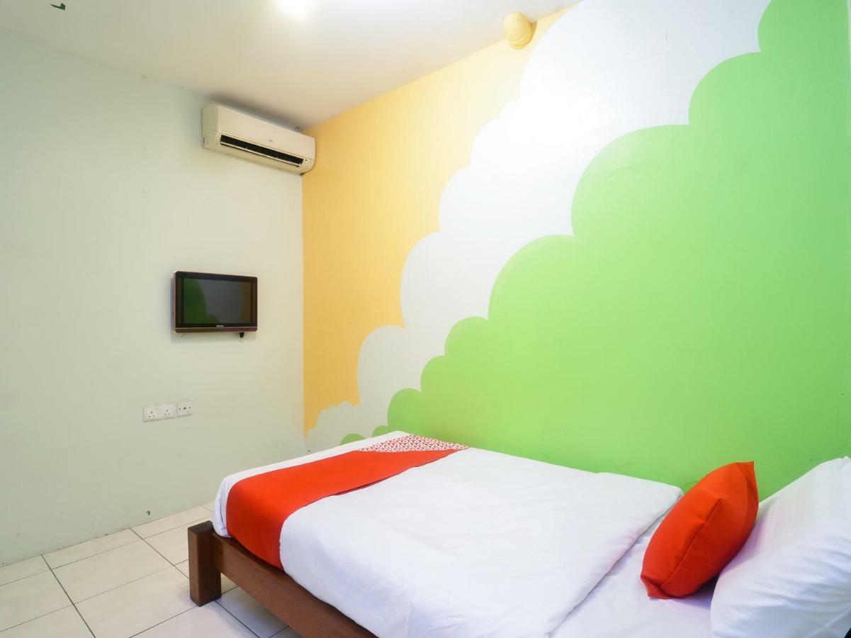 Oyo 44034 Furama Lodging House Kuching Dış mekan fotoğraf
